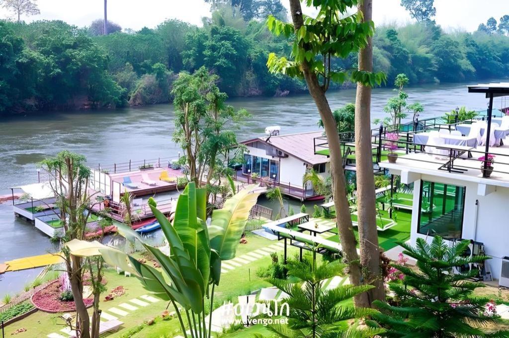 Výhled na řeku, která protéká v blízkosti rezortu