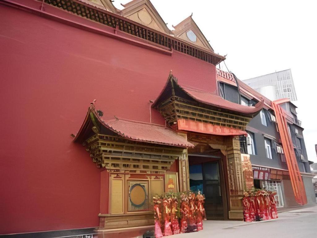 ein rotes Gebäude mit einer Ladenfront mit Weihnachtsdekorationen in der Unterkunft Shangri-La Jilaideng Gucheng Hotel in Shangri-La
