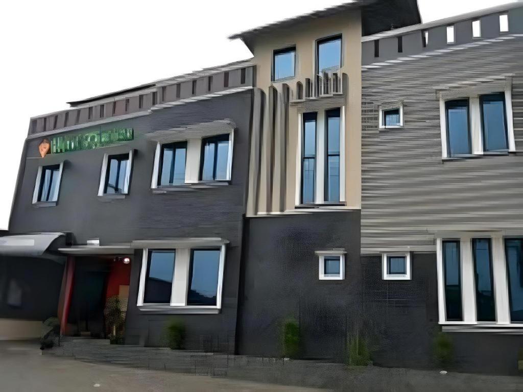 un bâtiment avec une enseigne sur le côté dans l'établissement Hotel Khalista, à Gurungsang