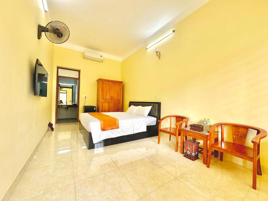 Giường trong phòng chung tại Loop Central Stay Tour &amp; Motorbike Rental