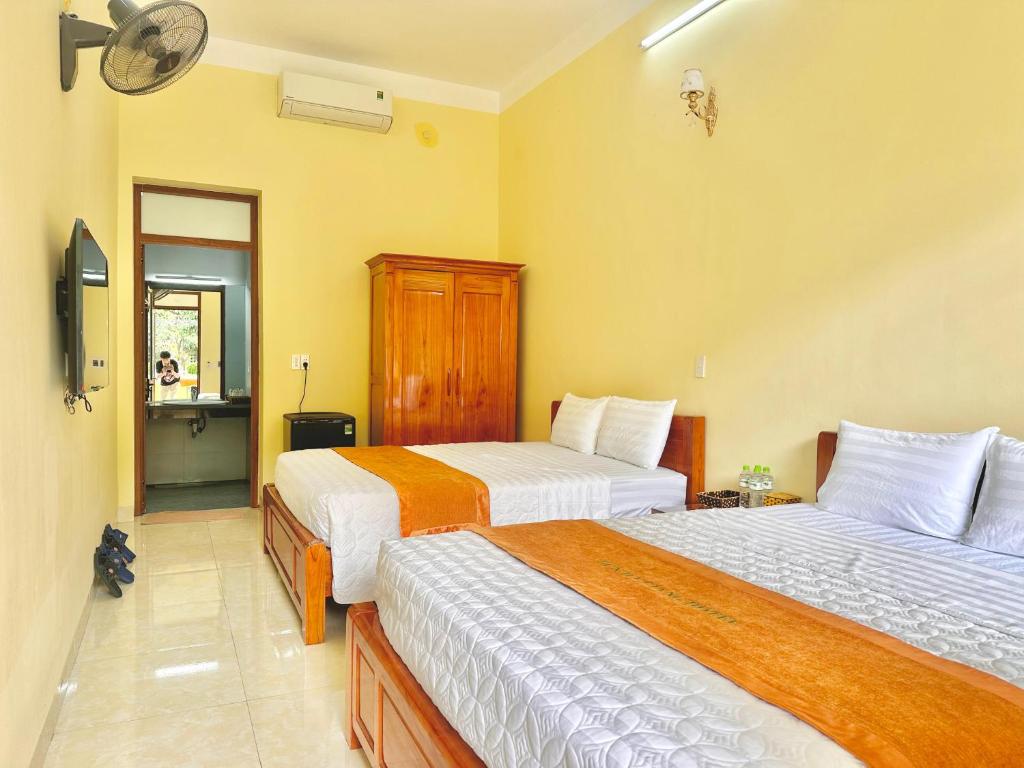 Giường trong phòng chung tại Loop Central Stay Tour &amp; Motorbike Rental