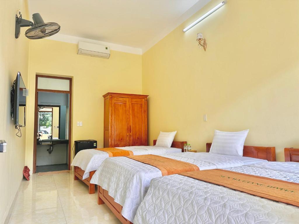 Giường trong phòng chung tại Loop Central Stay Tour &amp; Motorbike Rental