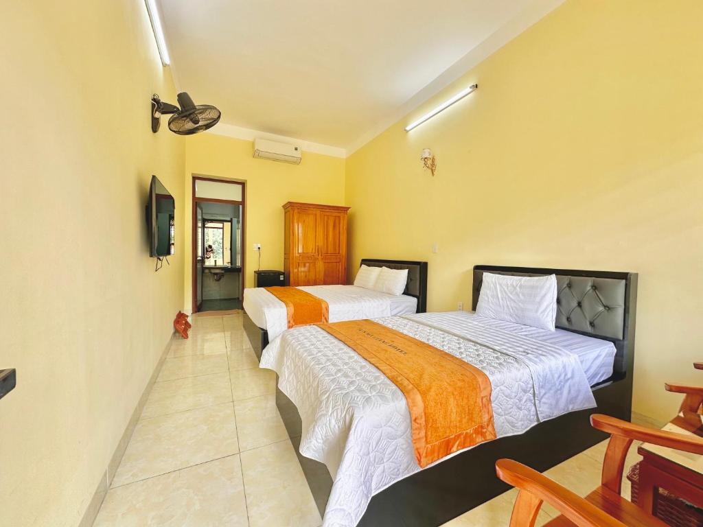 Giường trong phòng chung tại Loop Central Stay Tour &amp; Motorbike Rental