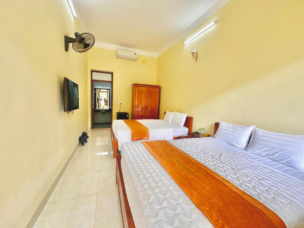 Giường trong phòng chung tại Loop Central Stay Tour &amp; Motorbike Rental