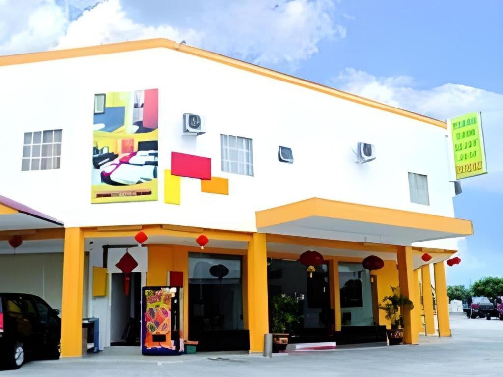 a fast food restaurant with a white building at Rumah Tumpangan Abby in Ipoh