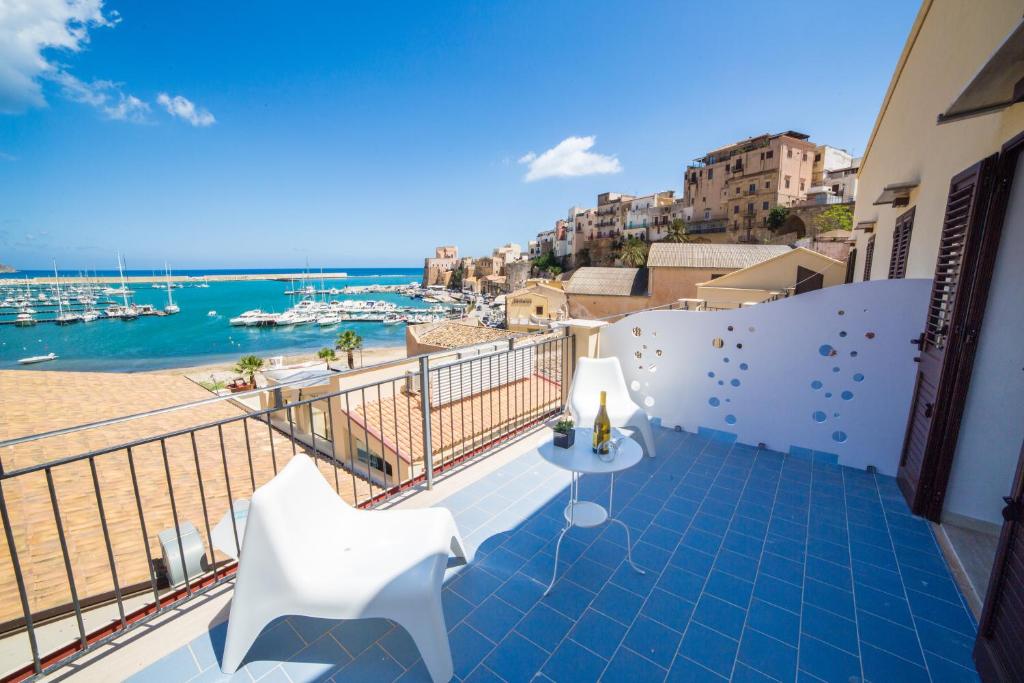 a balcony with a view of the ocean at N'amuri Residence in Castellammare del Golfo