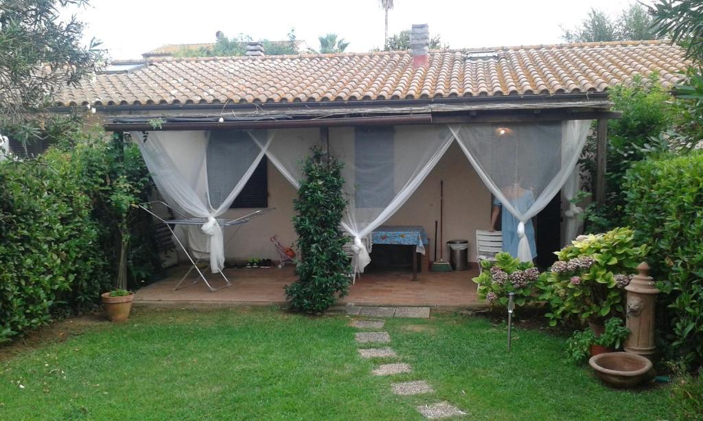 Vườn quanh Casa indipendente con giardino - piscina e tennis condominiali tra Orbetello ed Ansedonia