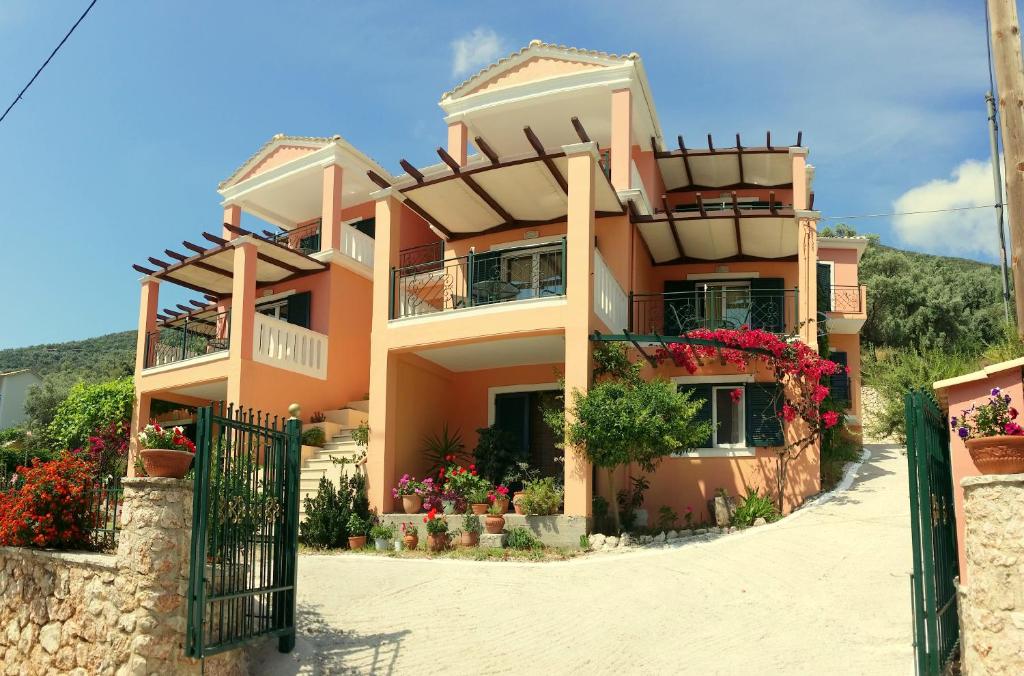 una casa con flores delante en Asterida en Sivota