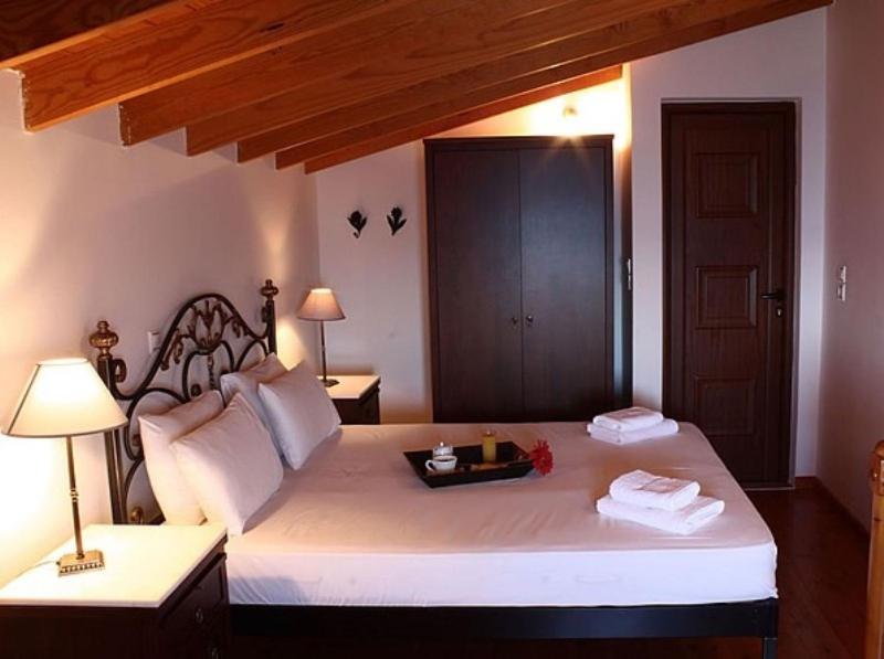 Postel nebo postele na pokoji v ubytování Kekrifalia Hotel