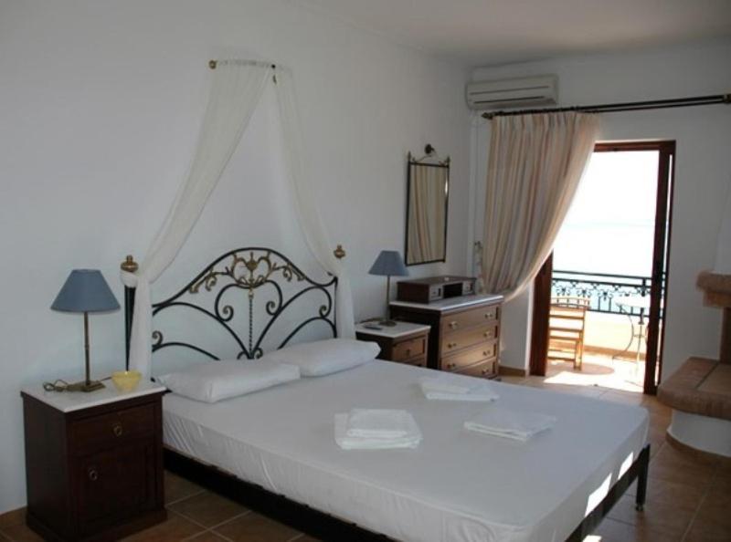 Postel nebo postele na pokoji v ubytování Kekrifalia Hotel