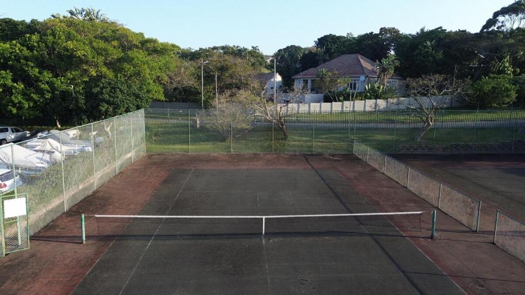 Una cancha de tenis con una red encima en Amberley 10 Holiday home, en Margate