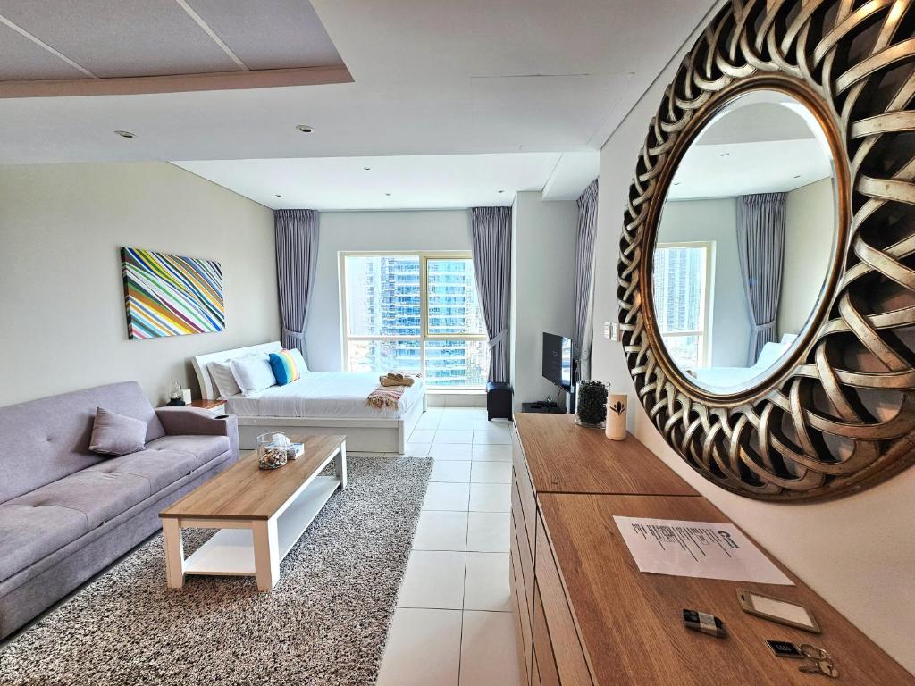 Posezení v ubytování SUNRISE HOMES - Studio with Huge Balcony & Amazing View near JBR Beach