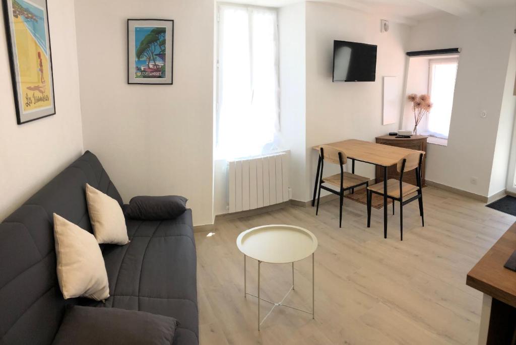 un salon avec un canapé et une table dans l'établissement studio, à Claviers
