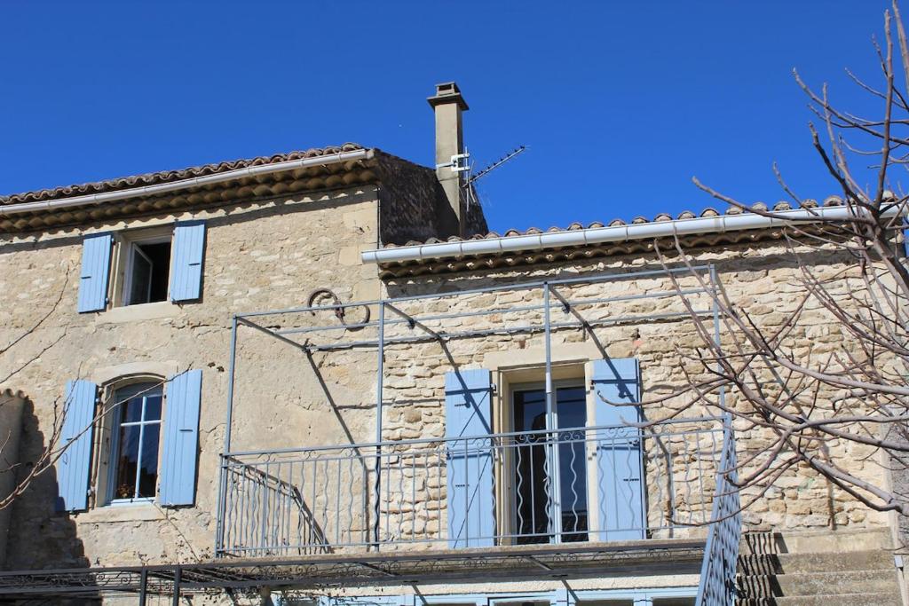 ChamaretにあるDomaine Guiton Bellevueの窓と煙突のある石造りの建物