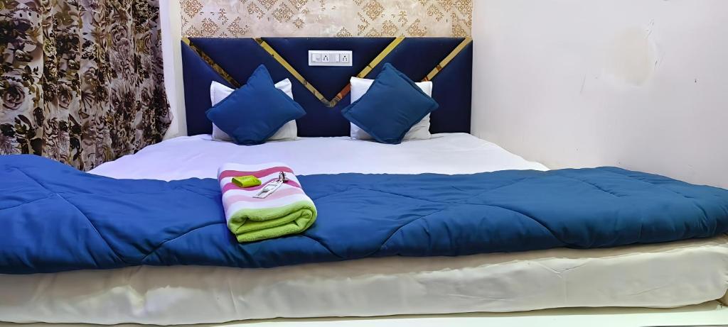 Ένα ή περισσότερα κρεβάτια σε δωμάτιο στο Hotel PRABHU PALACE