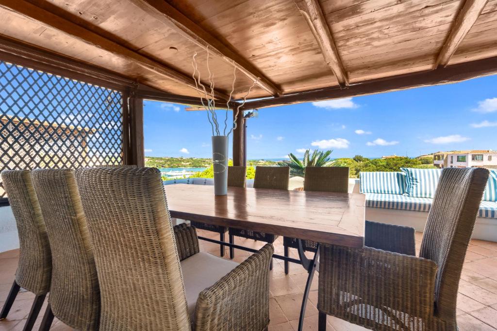 a dining room with a table and chairs at -Vista mozzafiato- Lusso esclusivo a Porto Cervo in Porto Cervo