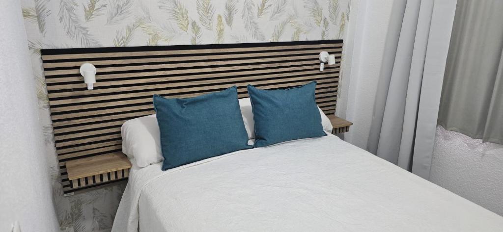 Apartamentos Playa Bajondillo 2房間的床