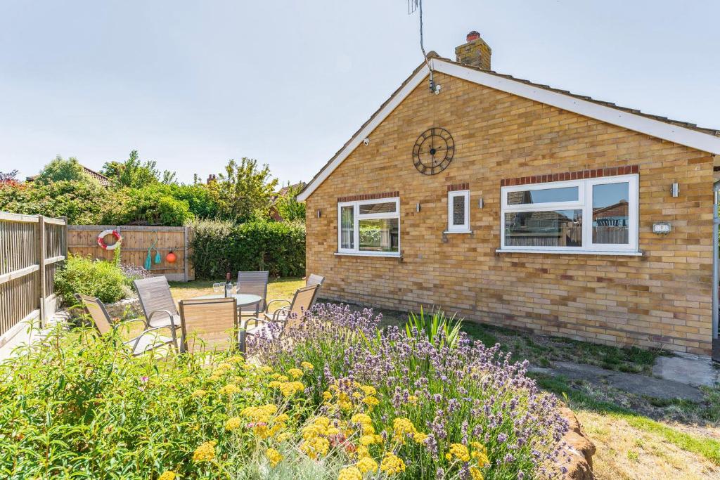 Vườn quanh Coast Haven - Norfolk Cottage Agency