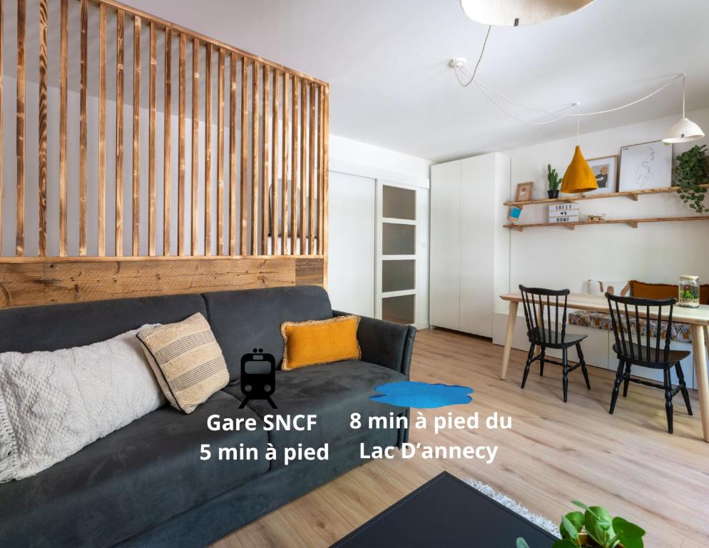 un salon avec un canapé et une table dans l'établissement L'annecien, central proche du lac, à Annecy