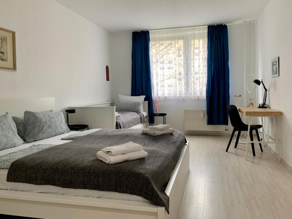 Un dormitorio con una cama con dos toallas encima. en Home Wilma, en Berlín