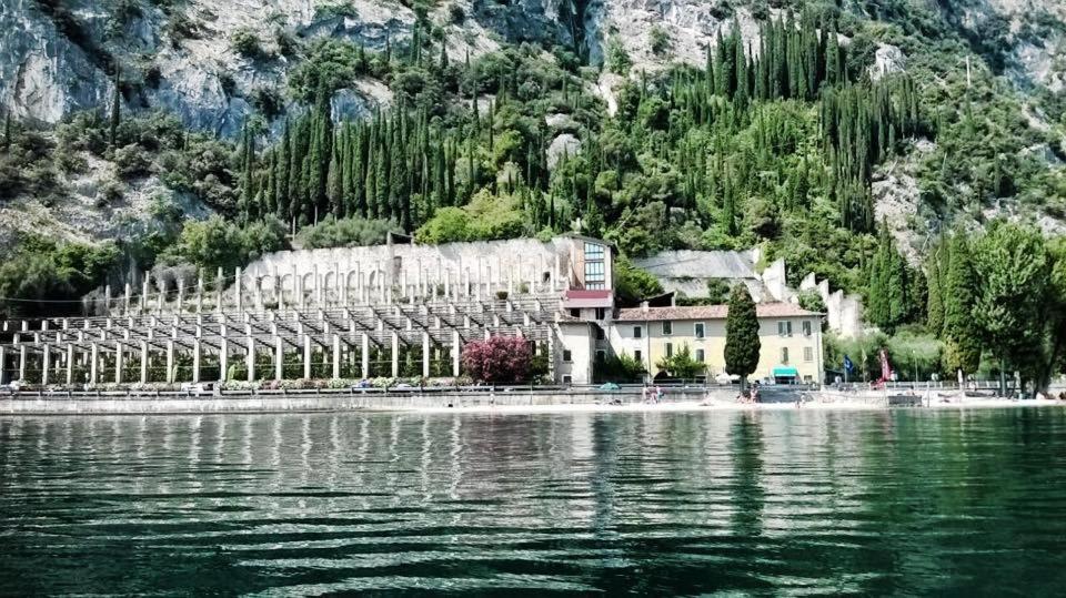 un edificio sulla riva di un corpo idrico di Prà de la Fam B&B a Tignale