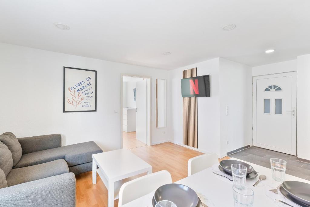 a living room with a couch and a table at home2stay Apartments für Monteure in Wendlingen Kitchen,Wifi,Smart TV NEW in Wendlingen am Neckar