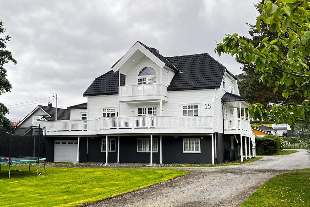 una grande casa bianca con il tetto nero di Nordic Villa Retreat ad Ålesund
