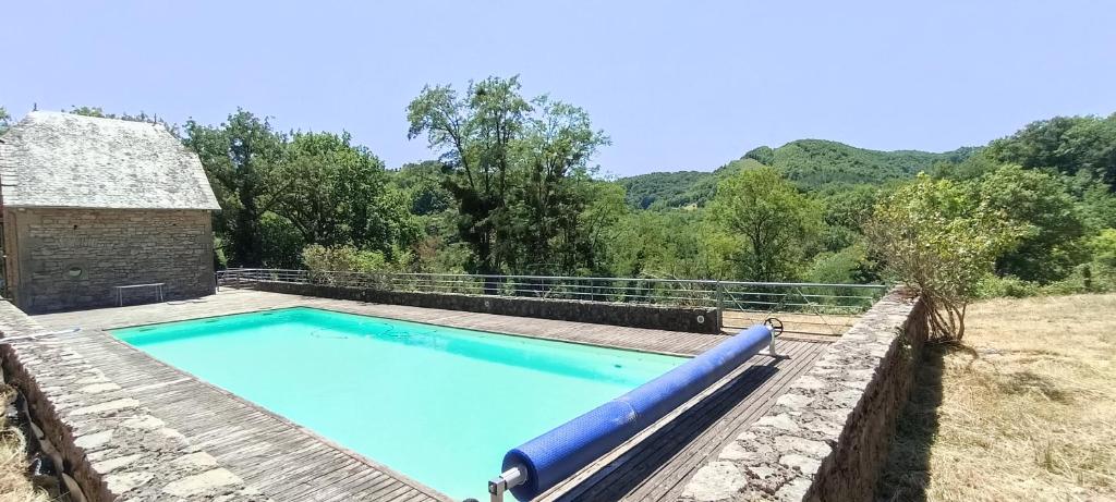 Bazén v ubytování Les Cottages de Camviel nebo v jeho okolí