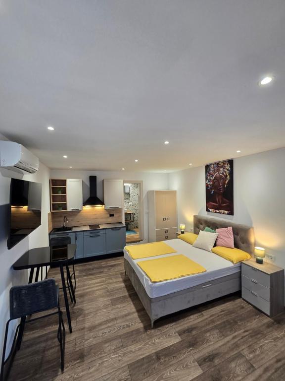 Un dormitorio con una cama grande y una cocina. en La Vita, en Rijeka