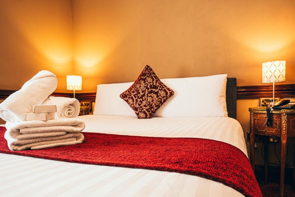 Postel nebo postele na pokoji v ubytování Russell Court Hotel