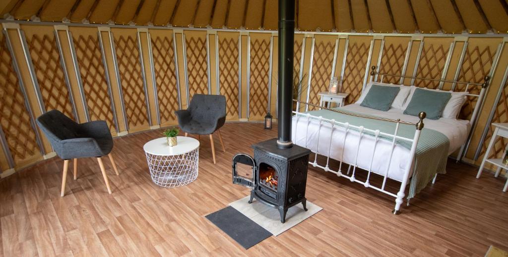 Postel nebo postele na pokoji v ubytování Loughcrew Glamping
