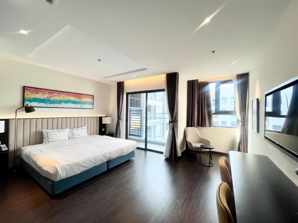 une chambre avec un lit, une table et des chaises dans l'établissement Sky View Homestay, à Hạ Long