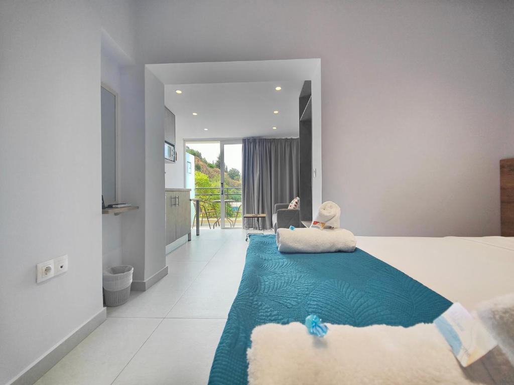 Giường trong phòng chung tại Corfu Port Studios