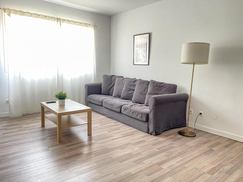 salon z kanapą i stołem w obiekcie DV Properties Residencial Apartment #P4F2 w Maladze