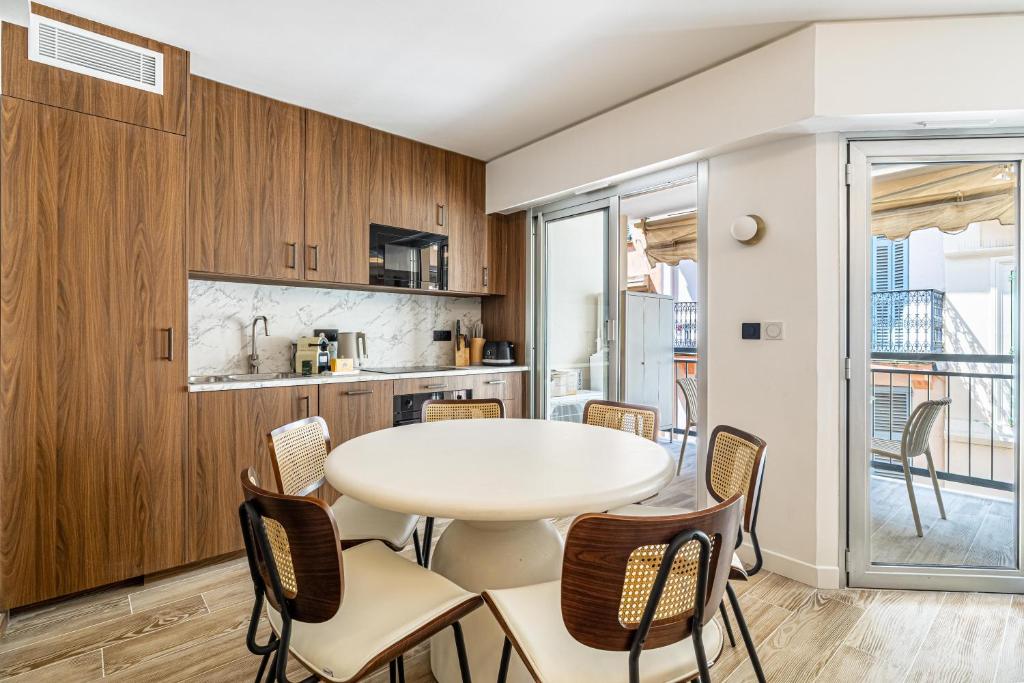 une cuisine et une salle à manger avec une table et des chaises dans l'établissement Charming flat - 2BR-6P - Cannes, à Cannes