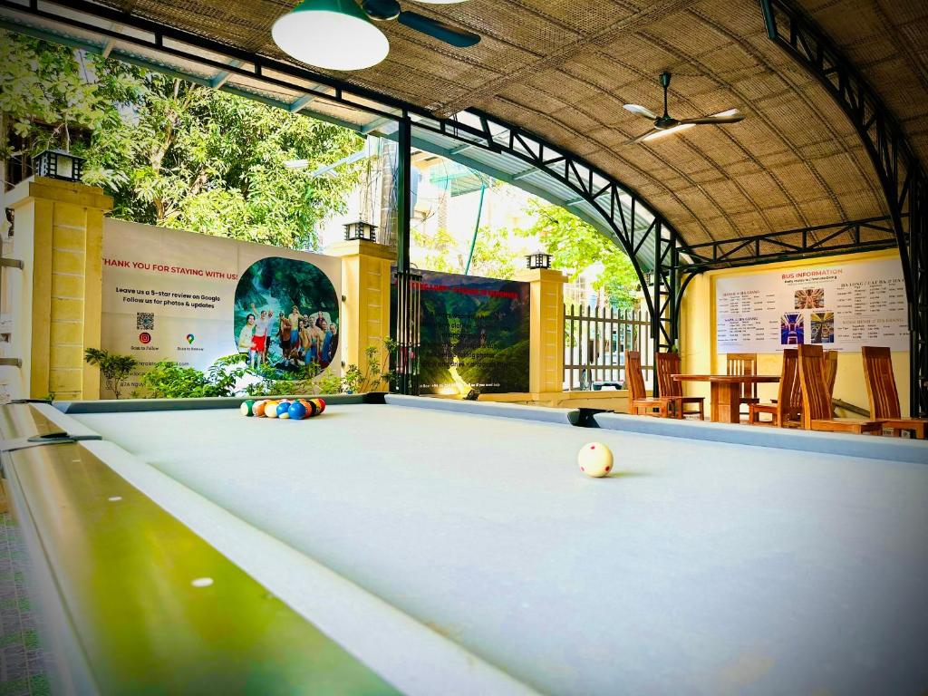 Bàn bi-da tại Loop Central Stay Tour &amp; Motorbike Rental