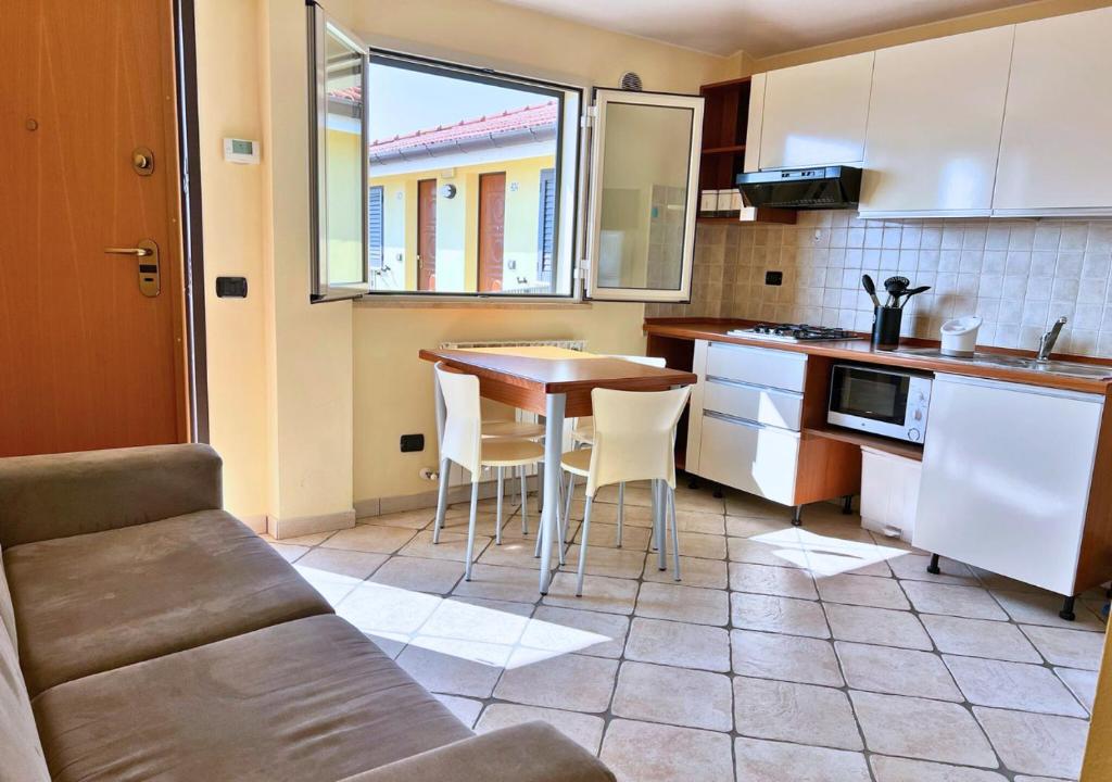 een keuken met een tafel en stoelen in een keuken bij Holihome Vascello B25 in Tortoreto Alto