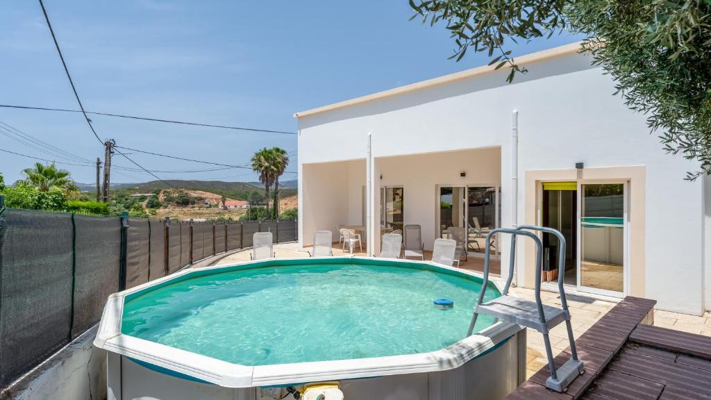 Πισίνα στο ή κοντά στο Bright 3BDR House with Pool by Lovelystay