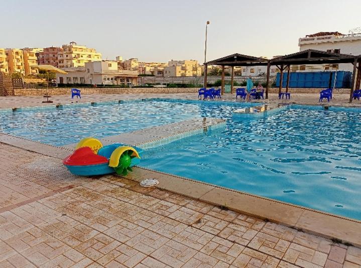 - une piscine avec un jouet dans l'eau dans l'établissement الصيف احلى فى الساحل, à El Alamein