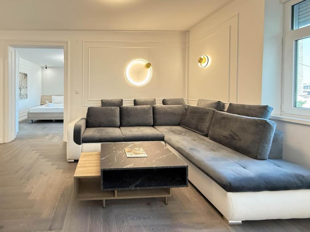 a living room with a couch and a table at Skadarlija Soul in Želenička Stanica Beograd Sava