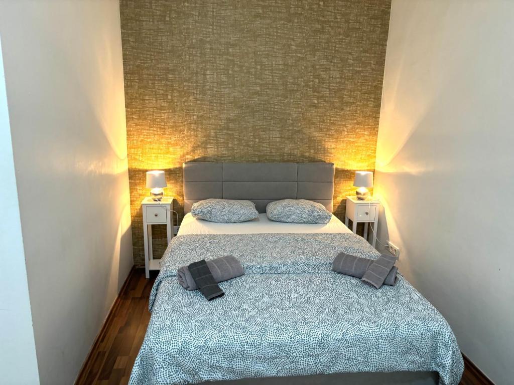 ウィーンにあるCityhit 1020Treasure Homeのベッドルーム1室(ベッド1台、ナイトスタンド2台付)