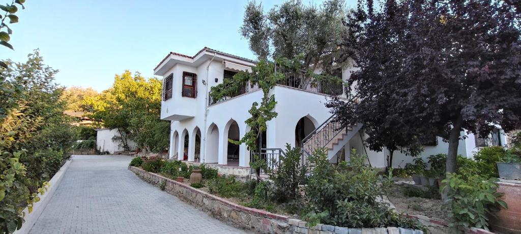 a large white house with a driveway at Kuşadası'nda Özel Havuzlu Kiralık Büyük Villa in Kusadası