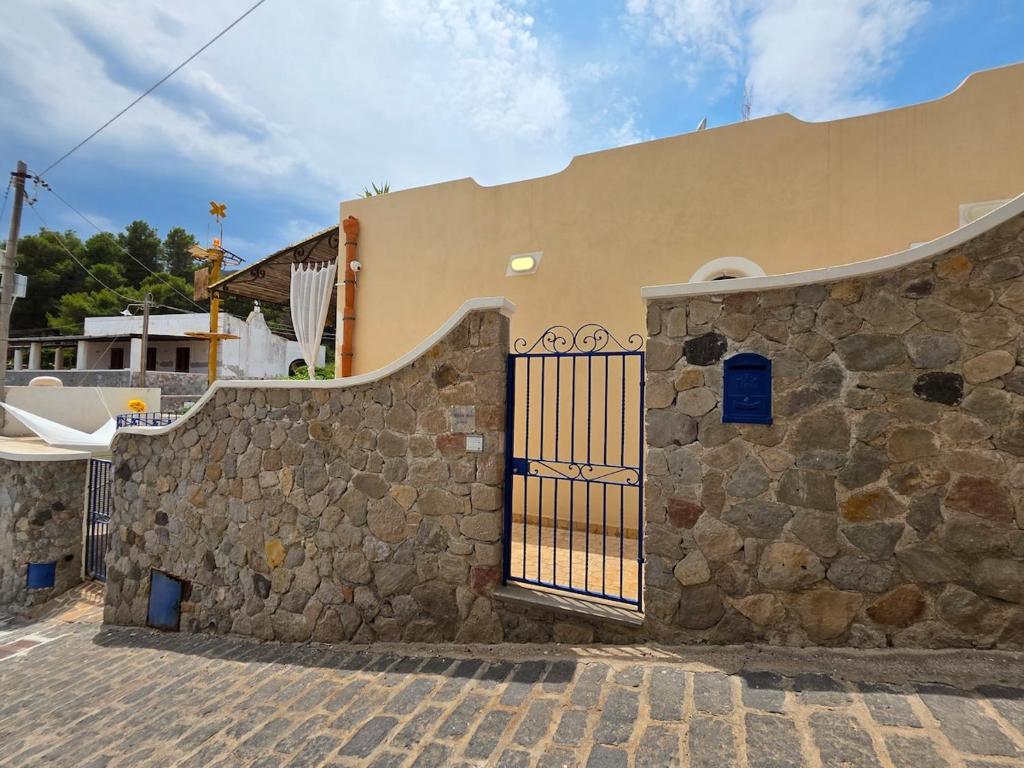 een gebouw met een stenen muur met een poort bij Bedda Mia - Lipari in Lipari