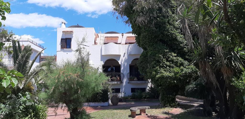 un bâtiment blanc avec des arbres devant dans l'établissement L'Eucalipto, à Pontecagnano