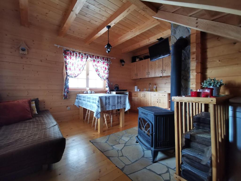 Posezení v ubytování Hope Mountain Escape Poland, Wooden Cabin