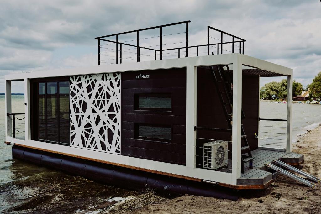 a small house on a boat on the beach at Houseboats Dollar - Plaża Nowe Guty in Nowe Guty