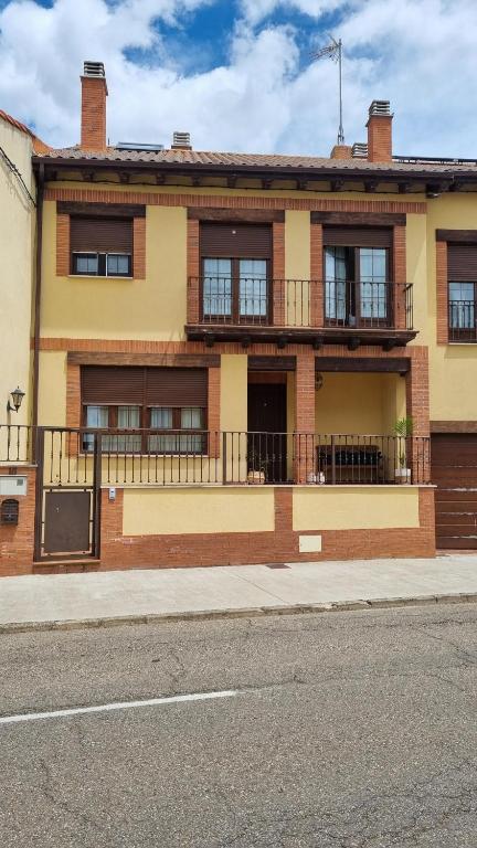 un edificio al costado de una calle en Casa Villamor de Orbigo, 