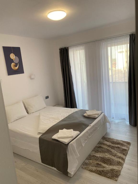 Katil atau katil-katil dalam bilik di Luma Apartment Sibiu