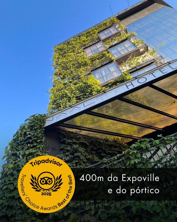 un edificio con hiedra a un lado en Naalt Hotel Joinville, en Joinville