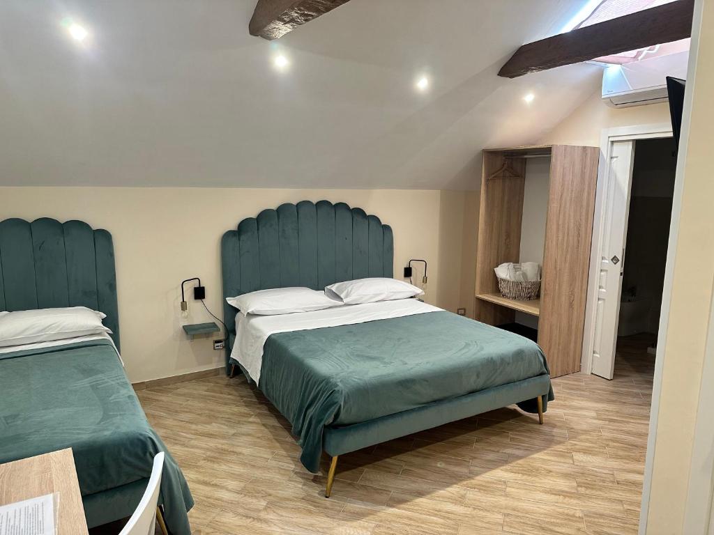 ein Schlafzimmer mit einem großen Bett mit blauem Kopfteil in der Unterkunft Attic room in Neapel